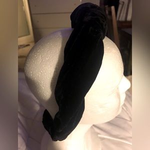 BLACK VELVET VINTAGE HEAD BAND.